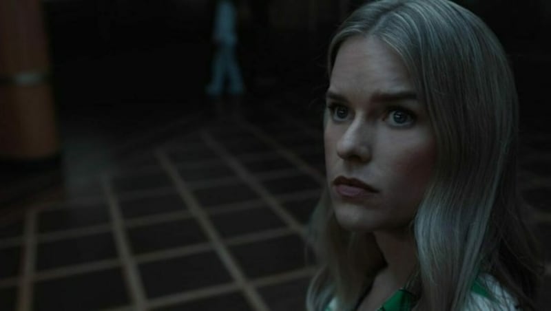 Anne Calder gespielt von Alice Eve sucht ihren Sohn, der bei einer Erkundungstour an Bord eines Geisterschiffes verschwand.  (Bild: QM Film Productions)