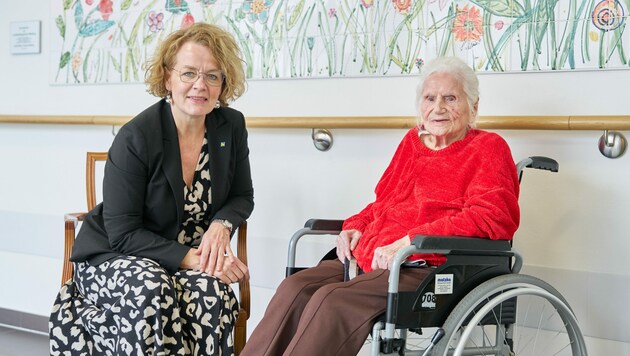 Landesrätin Christiane Tesch-Hofmeister und die 101-jährige Erna Steinschauer (Bild: NÖ LGA / Philipp Monihart)