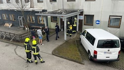 Am Donnerstag musste die Feuerwehr um die Mittagszeit schon wieder zu der Asylunterkunft ausrücken. (Bild: FF Steyregg, Krone KREATIV)