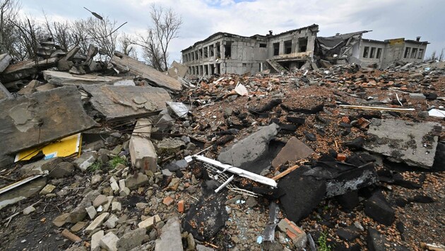 2 Jahre Krieg in der Ukraine: Tod, Zerstörung und Verzweiflung. (Bild: picturedesk.com/AFP/SERGEI SUPINSKY)