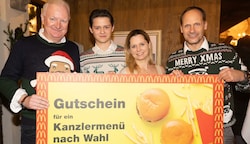 Kreibich (li.) mit den Gaisbergwirten Elias, Karin & Nikolaus (Bild: Wildbild)