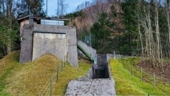 Wasserschloss vor dem Offenseekraftwerk - hier drohte der 50-Jährige in Ebensee zu sterben (Bild: Wasserrettung Ebensee)