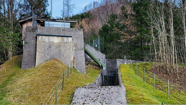 Wasserschloss vor dem Offenseekraftwerk - hier drohte der 50-Jährige in Ebensee zu sterben (Bild: Wasserrettung Ebensee)