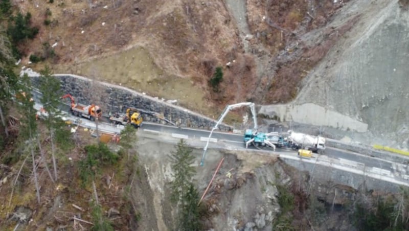 Die Luftaufnahme zeigt das Ausmaß des Hangrutsches (Bild: Land Tirol)