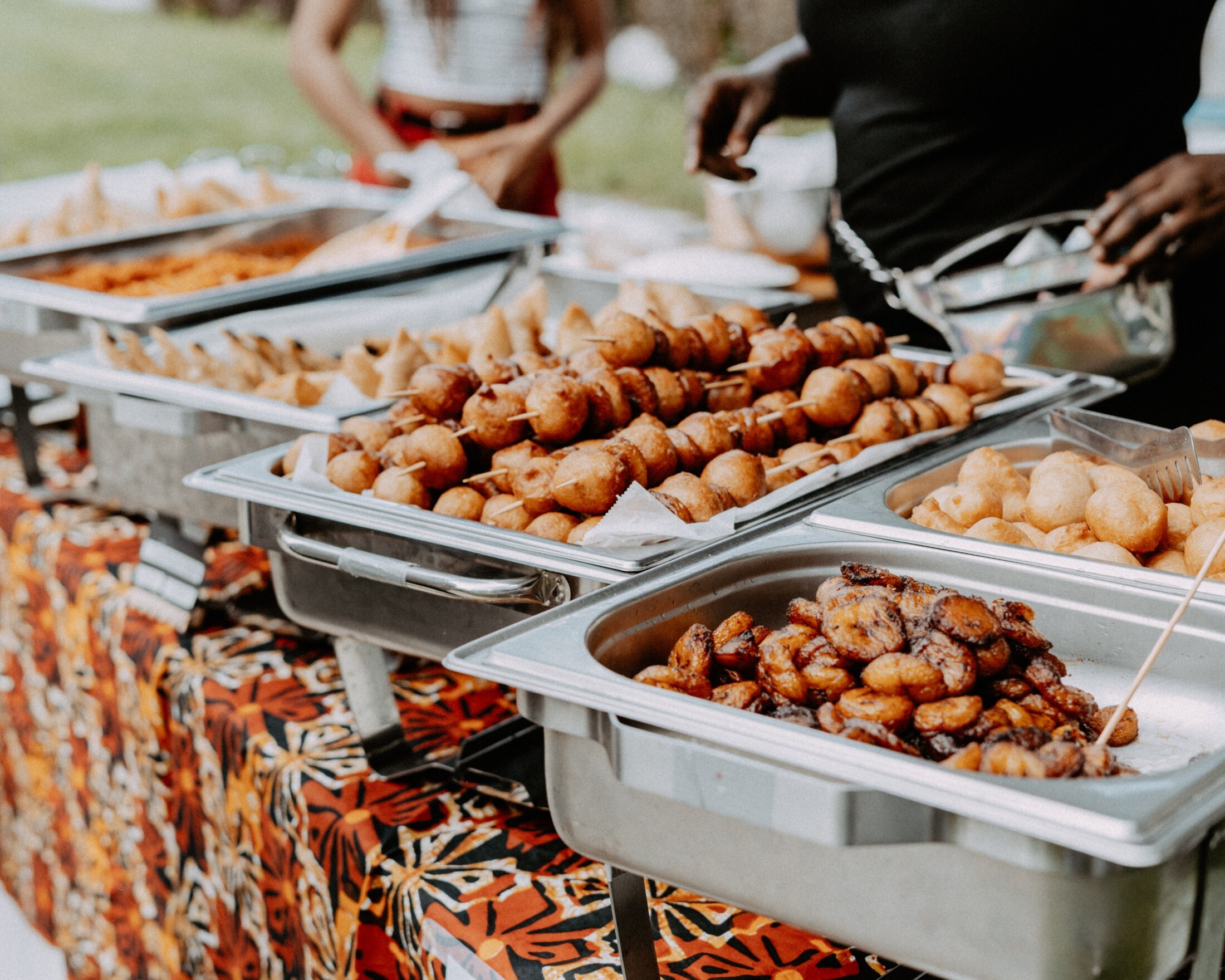 Zu Musik wurde afrikanisches Streedfood kredenzt.