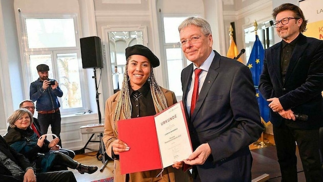 LH Peter Kaiser übergibt Chantal Bamgbala den Menschenrechtspreis 2023 (Bild: LPD/Bauer)