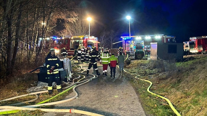 Nach Informationen der NÖN waren 14 Feuerwehren im Einsatz..