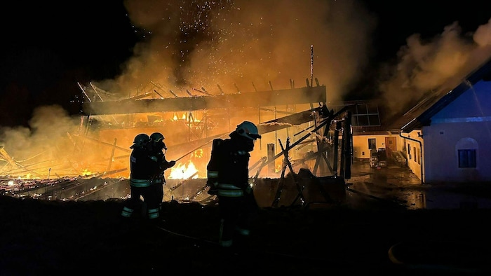 Die Hitzenentwicklung war enorm, die Brandursache vorerst unbekannt.