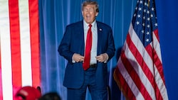 Donald Trump ist der erste Kandidat in der Geschichte der USA, der wegen Aufruhrs als nicht wählbar für die Präsidentschaft gilt. (Bild: APA/AFP/Joseph Prezioso)