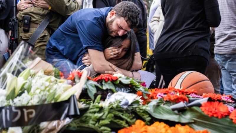 Hinterbliebene trauern bei der Beerdigung einer irrtümlich von der israelischen Armee getöteten Geisel. (Bild: AFP)