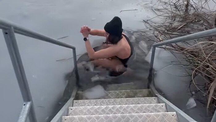 Gerade einmal vier Grad Celsius hat der Weißensee aktuell - kein Problem für Ski-Lady Sporer.