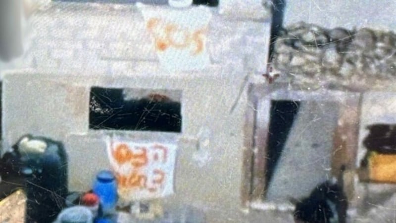 Die Geiseln hängten diese Schilder mit der Aufschrift „SOS“ und „Hilfe, 3 Geiseln“ auf - die israelischen Soldaten hielten dies jedoch für eine List der Terroristen.   (Bild: Israel Defense Forces)
