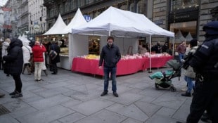 Silvesterstand-Besitzer, Wilfred Stöger bringt mit seinem Stand auf der Kärntner Straße Glück.  (Bild: krone.tv)