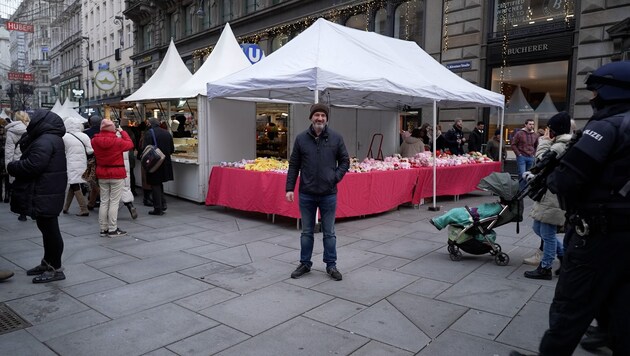 New Year's Eve stall owner Wilfred Stöger brings luck with his stall on Kärntner Straße. (Bild: krone.tv)