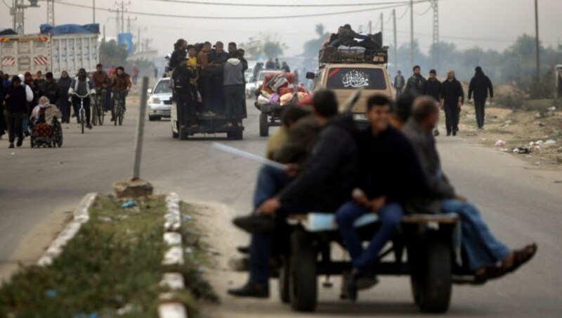 Palästinenser fließen aus Khan Younis im Süden des Gazastreifens (Bild: Associated Press)