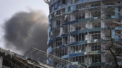 Rauch steigt hinter einem Gebäude in Kiew auf, das bei den heftigen Angriffen am Freitag beschädigt wurde. (Bild: ASSOCIATED PRESS)