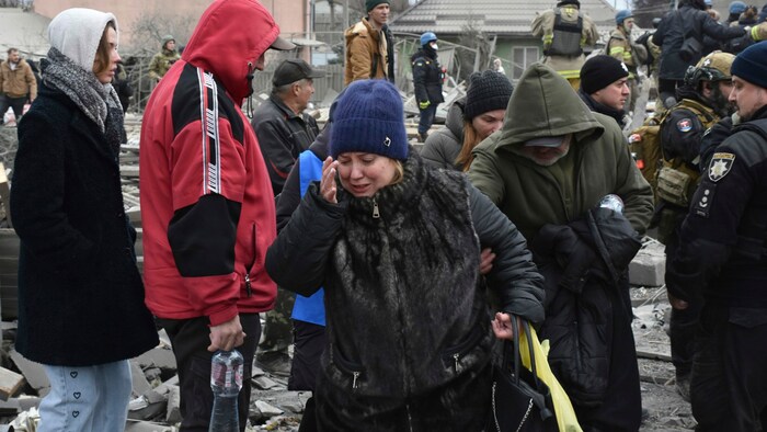 Menschen in der Ukraine versuchen verzweifelt, Angehörige zu erreichen.
