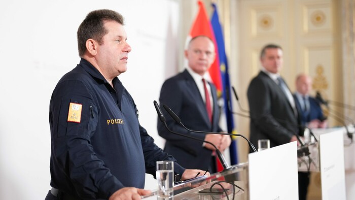 Bundespolizeidirektor Michael Takacs, Innenminister Gerhard Karner und der stellvertretende ...