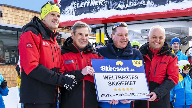 Klaus Winkler, Anton Bodner, Oliver Kern und Christian Wörister (v. li.) bei der Übergabe der Auszeichnung. (Bild: KitzSki/Elisabeth Laiminger)