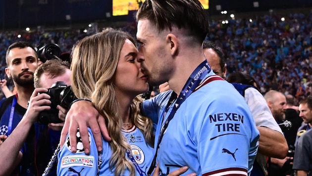 Sasha Attwood (left), girlfriend of Man City star Jack Grealish (right), is one of the "WAGs" fearing for her safety at the European Championship ... (Bild: AFP or licensors)