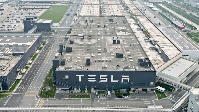 Immer wieder hagelt es Kritik an Elon Musk und seinen Gigafabriken wie jener im Bild in China.