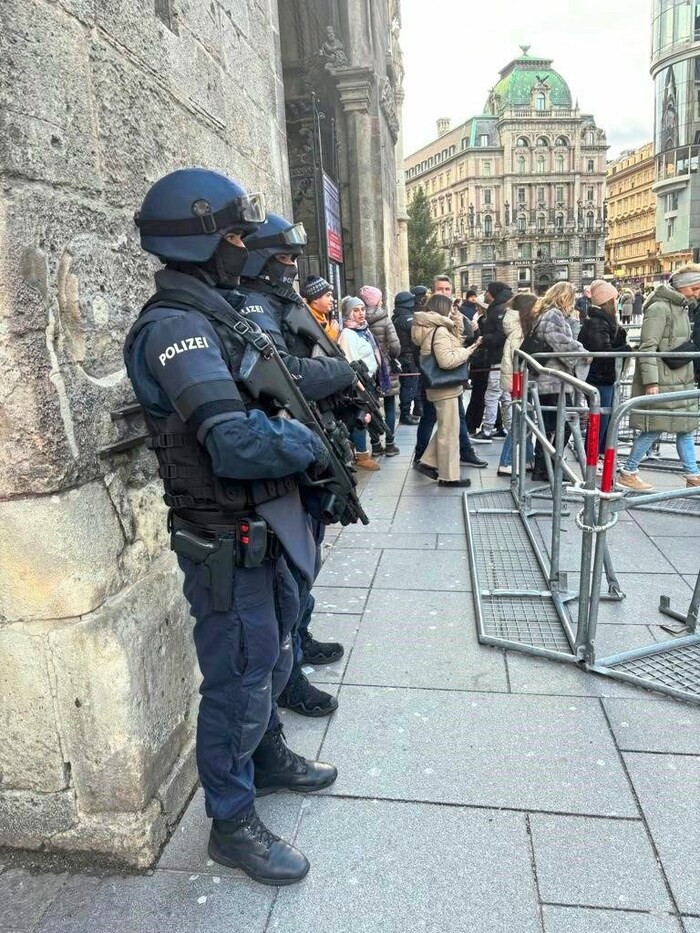 Beamte der Einsatzeinheit des Burgenland standen am Eingang des Stephansdoms in Wien.