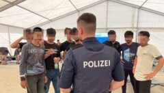 18 Verwaltungsbedienstete helfen bei der Arbeit mit Migranten an der Grenze. (Bild: Christian schulter, Krone KREATIV)