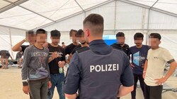 18 Verwaltungsbedienstete helfen bei der Arbeit mit Migranten an der Grenze.