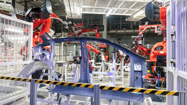 In der Tesla-Fabrik in Austin im US-Bundesstaat Texas sind Hunderte Roboter im Einsatz - einer davon wurde 2021 rabiat, wie nun bekannt wurde. (Bild: AFP)