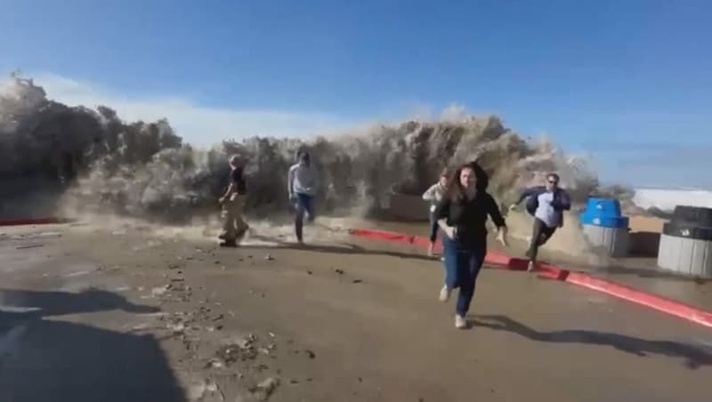 Menschen flüchten vor der Riesenwelle. (Bild: kameraOne (Screenshot))