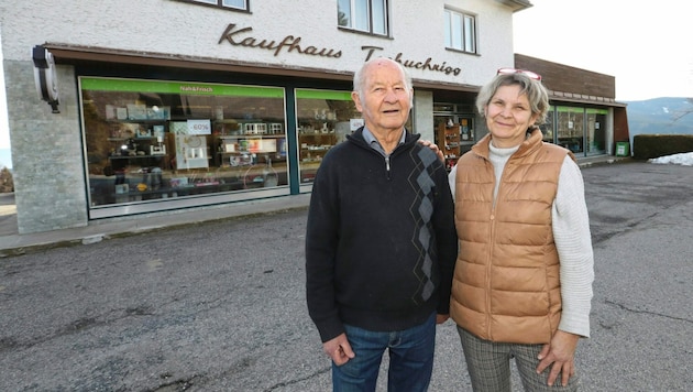 Margit Gollob mit Vater Eduard Tschuchnigg vor dem Kaufhaus in Soboth (Bild: Juergen Radspieler)