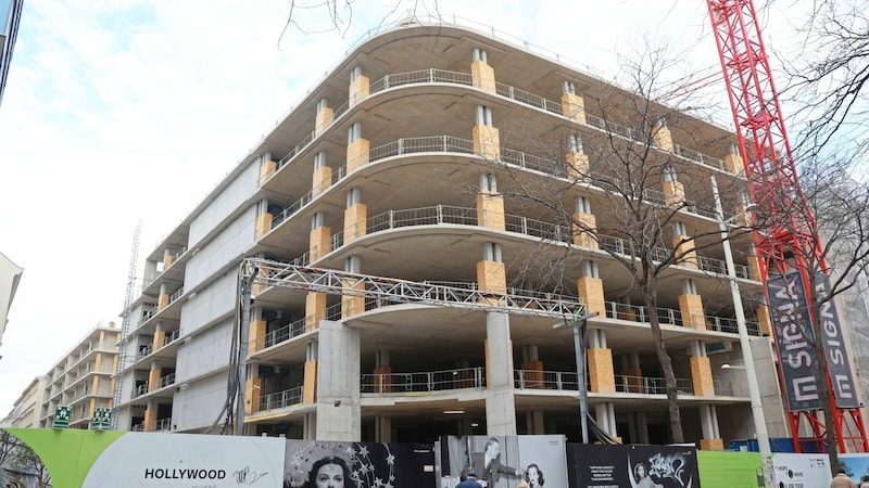 Der Rohbau des Kaufhauses Lamarr in der Wiener Mariahilfer Straße; man rechnete sich hohe Mieteinnahmen aus, jetzt ist die Firma in Konkurs. (Bild: Zwefo)