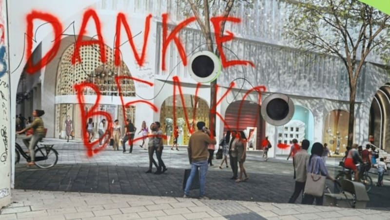 „Danke Benko“: Der Zorn über die Pleite-Ruine findet auf den Plakaten davor ein Ventil. (Bild: Zwefo)