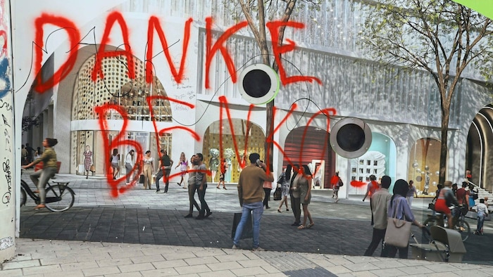 „Danke Benko“: Der Zorn über die Pleite-Ruine findet auf den Plakaten davor ein Ventil.