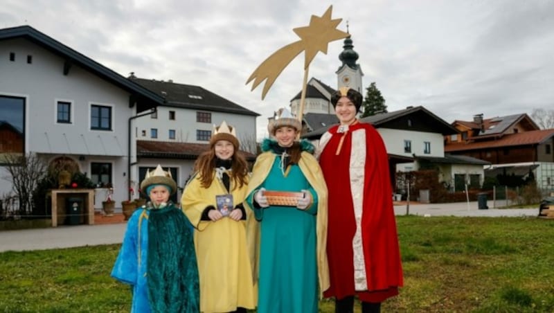 Als Sternsinger zogen Robert (v.l.), Julia, Magdalena und Katharina von Haus zu Haus. (Bild: Tschepp Markus)