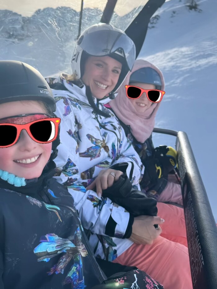 Auch ihren beiden Töchtern macht das Skifahren Spaß.