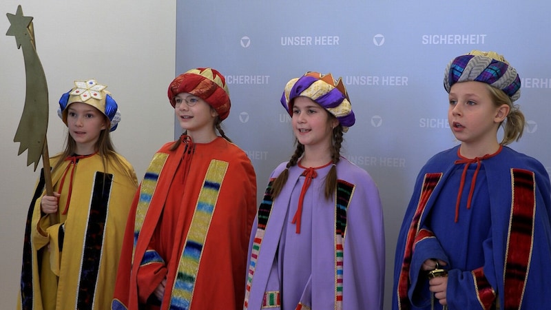 Helena, Emma, Anna-Sophie und Tobias als Sternsinger bei Verteidigungsministerin Klaudia Tanner. (Bild: krone.tv)