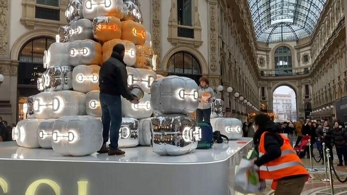 Klimaaktivisten haben im Zentrum von Mailand einen vom italienischen Modeunternehmen Gucci ...