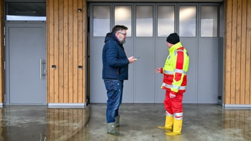 Wasserretter Toni Eder (r.) im Gespräch mit „Krone“-Redakteur Mario Ruhmanseder. (Bild: Dostal Harald)