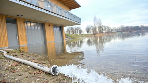 Zwei Pumpen laufen aktuell auf Hochtouren, um das eindringende Wasser wieder aus dem Gebäude rauszubekommen. (Bild: Dostal Harald)