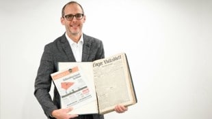 Chefredakteur Roland Korntner mit dem am 2. Jänner 1869 erstmals erschienen „Volksblatt“ (re.) und der letzten Printausgabe (li.). Für ihn ist die Umstellung „eine Neuausrichtung und nicht das Ende“. (Bild: Wenzel Markus)