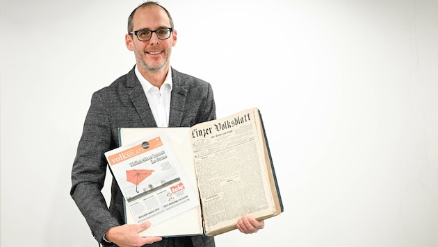 Chefredakteur Roland Korntner mit dem am 2. Jänner 1869 erstmals erschienen „Volksblatt“ (re.) und der letzten Printausgabe (li.). Für ihn ist die Umstellung „eine Neuausrichtung und nicht das Ende“. (Bild: Wenzel Markus)