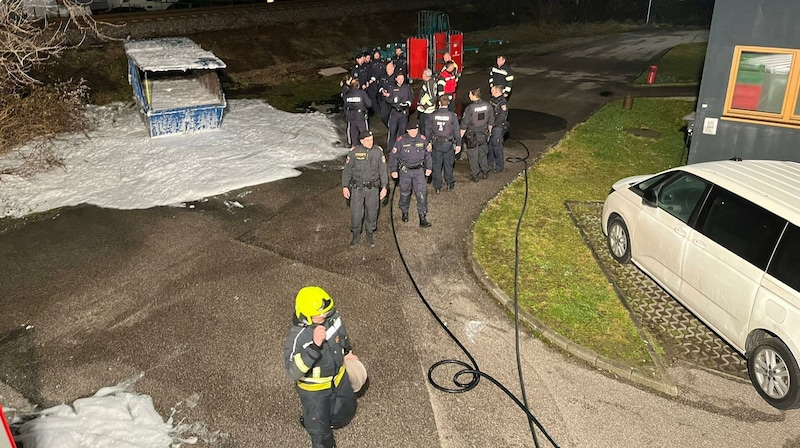 Die Polizei musste in der Nacht auf Donnerstag bei dem Containerbrand vor einem Flüchtlingsheim aushelfen. (Bild: FF Steyregg)