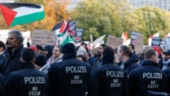 Besonders im Stadtteil Neukölln kommt es immer wieder zu Ausschreitungen. (Bild: AFP)