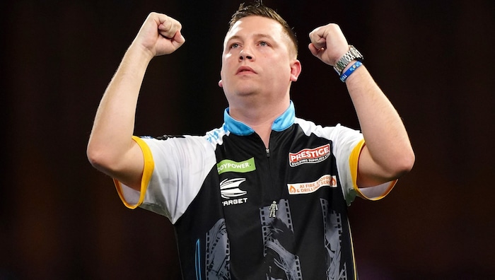 Geschafft! Chris Dobey bejubelt den Sieg gegen Weltmeister Smith.