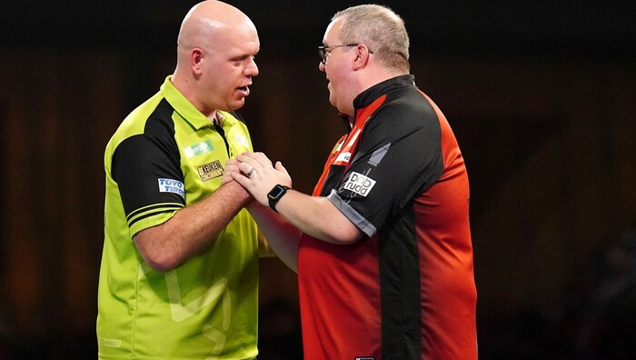 Stephen Bunting (re.) gratuliert Michael van Gerwen