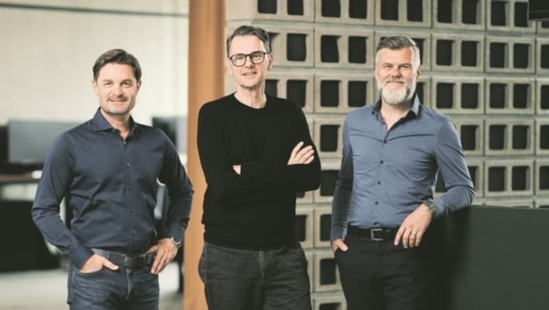 Die upart-Gründer Daniel Frixeder (l.) und Jörg Neuhauser (r.) mit Christian Schmid, der die Beratung bei der in Linz ansässigen Agentur leitet. 30 Mitarbeiter gehören aktuell zum Team. (Bild: Robert Maybach)