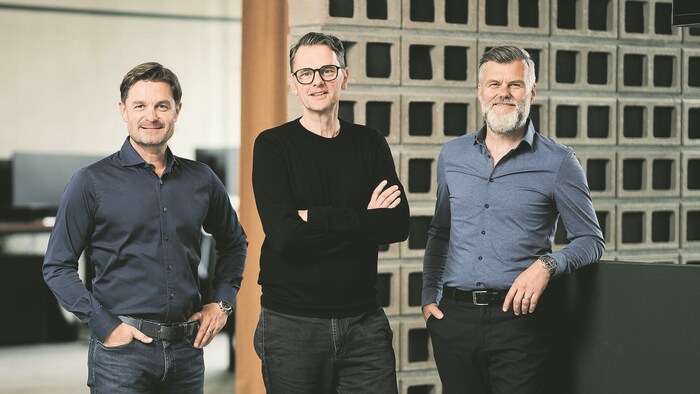 Die upart-Gründer Daniel Frixeder (l.) und Jörg Neuhauser (r.) mit Christian Schmid, der die ...