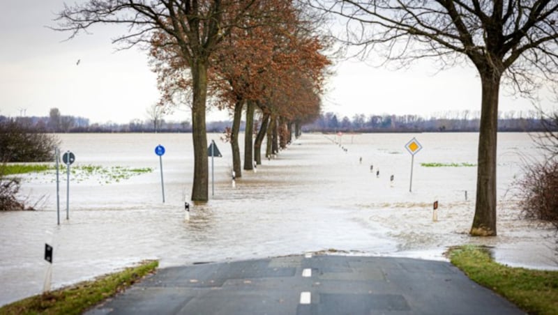 In Niedersachsen ist die Hochwasserlage besonders angespannt. (Bild: APA/dpa/Moritz Frankenberg)