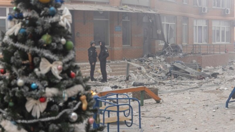 Polizisten stehen in der ukrainischen Stadt Odessa in der Nähe eines Hochhauses, das bei einem Raketenangriff getroffen wurde. (Bild: APA/AFP/Oleksandr GIMANOV)